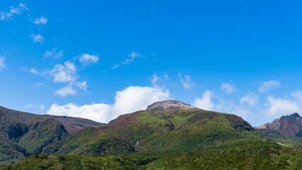 Fototapeta premium 下から見上げる那須岳（茶臼岳）／日光国立公園（栃木県那須町）