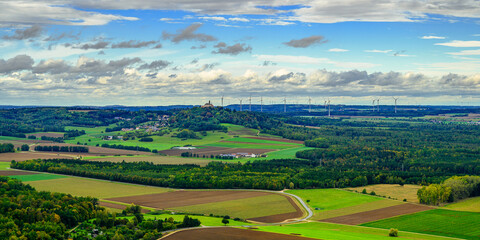 Der Blick vom Ipf am Rand des N&ouml;rdlinger Ries mit Blick &uuml;ber W&auml;lder und Felder in Richtung Nordwest mit Schlo&szlig; Baldern und Windpark.