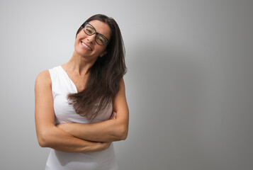 Obraz premium Attractive middle-aged Spanish woman, brunette with glasses, posing for portrait