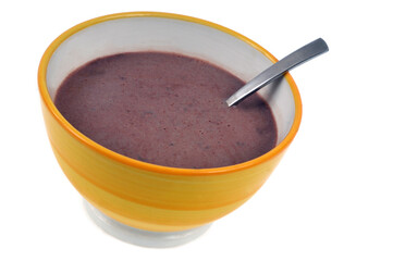 Bol de lait au chocolat avec une cuillère en gros plan sur fond blanc