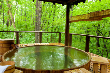 森の中の露天風呂