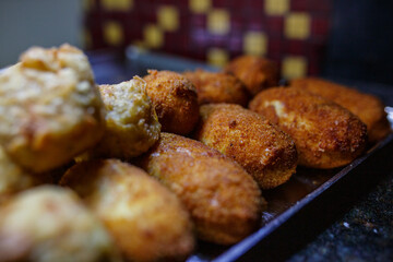 Crocchè di patate e frittatine di pasta napoletane appena fritti