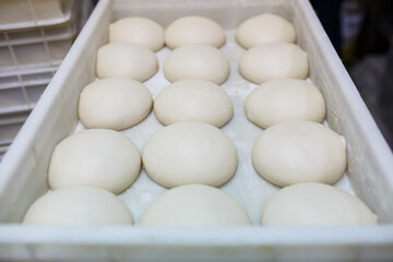 Panetti di pasta per la pizza divisi e pronti per essere stesi