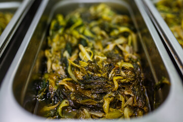 Scarole appena cotte e condite con olio e sale