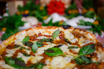 Pizza napoletana con sugo di genovese, mozzarella e basilico fresco