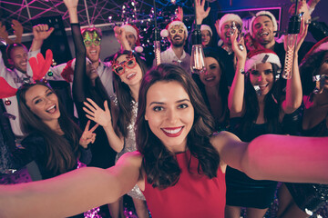 Photo of cheerful beautiful people take selfie girl show v-sign excited look camera modern club indoors