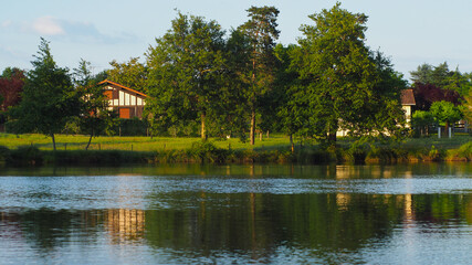 Obraz premium Lumières radiantes et ambiance romantique aux abords d'un petit étang, dans les Landes de Gascogne
