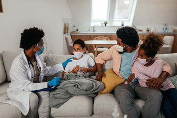 Obraz premium Healthcare worker at home visit during examination