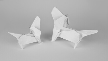 zwei dackel aus papier, weiße origami Hunde