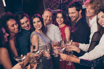 Photo portrait of happy people clinking champagne and cocktail glasses in nightclub