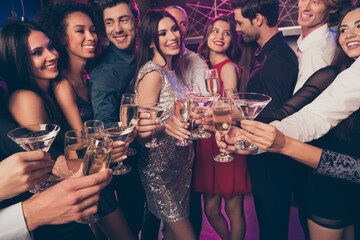 Photo portrait of people at luxury party clinking champagne and cocktail glasses