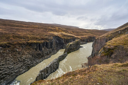RIo en Islandia con columnas de Cobalto