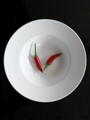 Chili auf einem weißen Teller