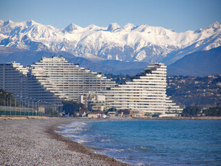 La baie des anges devant les Marinas et le massif enneigé du Mercantour à Villeneuve Loubet sur...