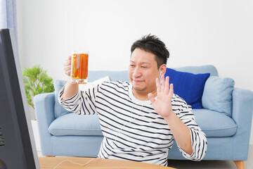 オンライン飲み会をする中年の男性