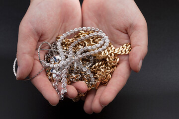 手に乗せた貴金属