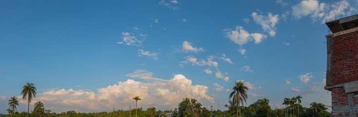 Obraz premium Panoramic view and vivid cloudscapes 