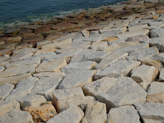 海岸の石組み堤防