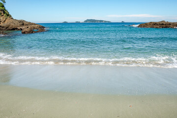 穏やかな透き通った波打ち際