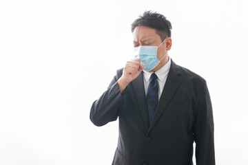 マスクをして咳をする男性