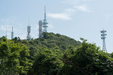 弥彦山頂の電波塔群
