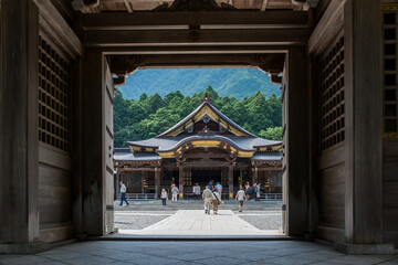 彌彦神社、随神門より拝殿を望む