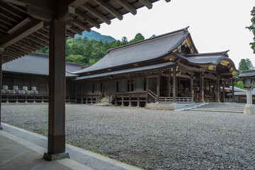 Naklejka premium 廊閣で囲まれた拝殿