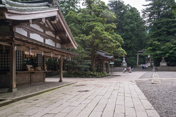参道脇の札所から手水舎、二の鳥居