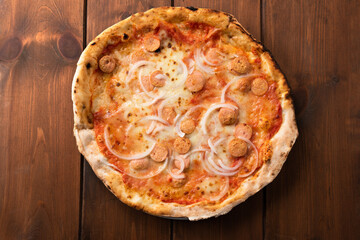 Pizza con wurstel, mozzarella, sugo e cipolle