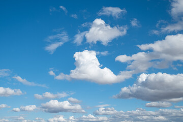 Fototapeta na wymiar Nubes blancas en cielo azul una tarde de otoño en el sur