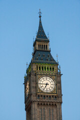 Fototapeta na wymiar Palacio de Westminster y Big Ben con Torre y Reloj en la ciudad de Londres, país de Inglaterra, Reino Unido, Gran Bretaña