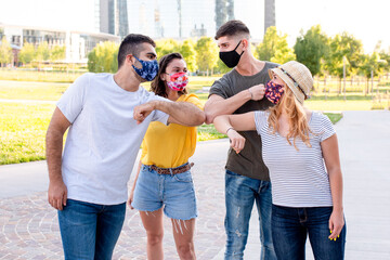 the new normal in the world crisis of the corona virus, to greet each other with the elbow, bumping the elbows instead of kisses and hugs as greetings, avoid contact and spread the virus © MandriaPix