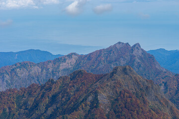 Fototapeta na wymiar 百名山に挑戦　秋の紅葉登山 (日本 - 新潟 - 雨飾山) 