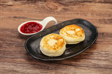 Cottage cheese pancakes with strawberry jam