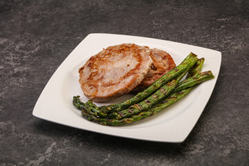 Grilled tuna steak with asparagus