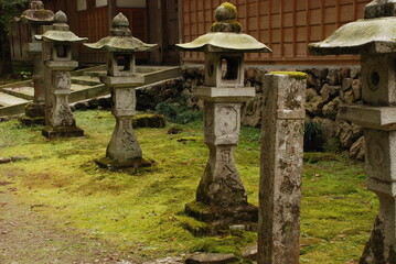 周りに苔が生えた複数の灯籠