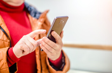 A woman writes in her smartphone at the mall
