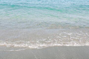 穏やかな透き通った波打ち際