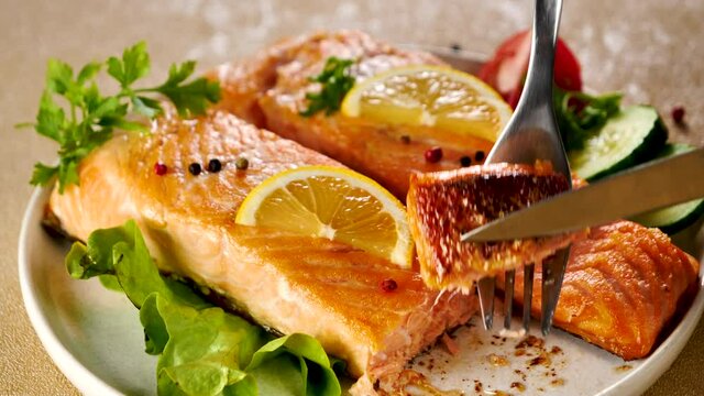 grilled salmon fillet with lemon in plate