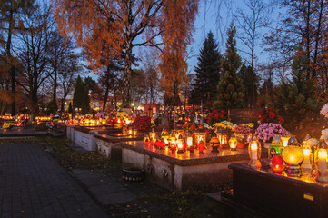 Znicze na cmentarzu w Olkuszu