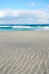 Fototapeta na wymiar 青い海と綺麗な模様の風紋
