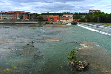 Obraz premium Chaussée du Bazacle in Toulouse, along the Garonne river