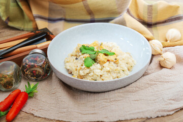 Risotto with fresh cream, salted chicken, rehydrated chips and mushrooms