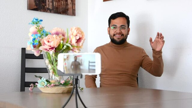 Hombre grab&aacute;ndose con m&oacute;vil haciendo un videotutorial para canal para blogger digital