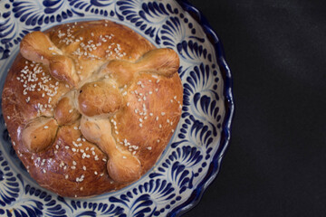 Hojaldra en plato un plato azul y blanco