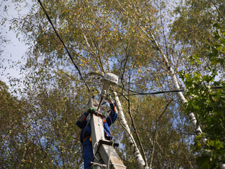 Obraz premium Electrician standing on a ladder