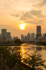 大阪のビル群に落ちる夕日