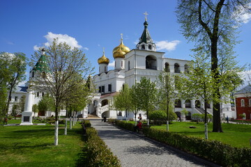 Fototapeta na wymiar path inside the Ipatiev Monastery. Kostroma