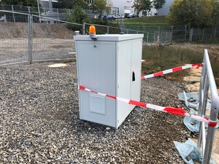 Schaltschrank ist mit Absperrband abgesichert