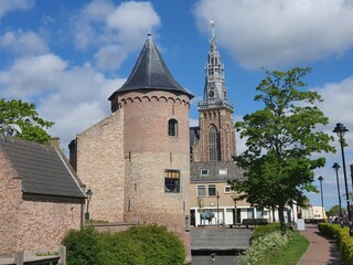 Fototapeta na wymiar Burgtum und Kirchturm der Groote Kerk in Schagen, Nordholland, Niederlande tower of the castle and tower of teh groote kerk in schagen, holland, netherlands